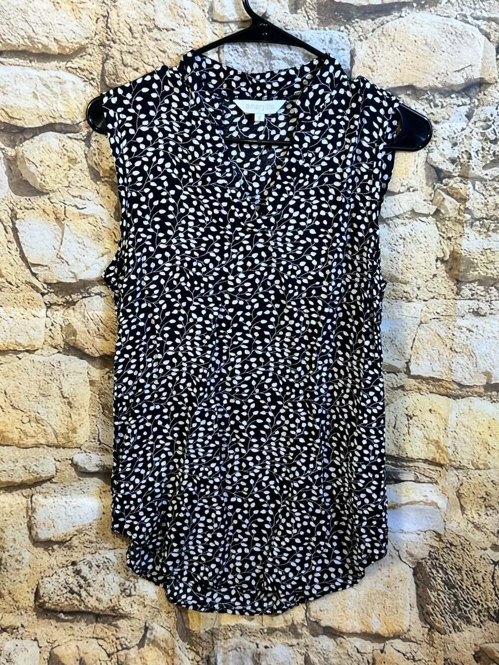 Amaryllis Blouse Size S Black White Leaf Print Sleeveless Top V-Neck